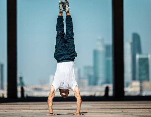 Cara Melakukan Handstand yang Aman untuk Pemula