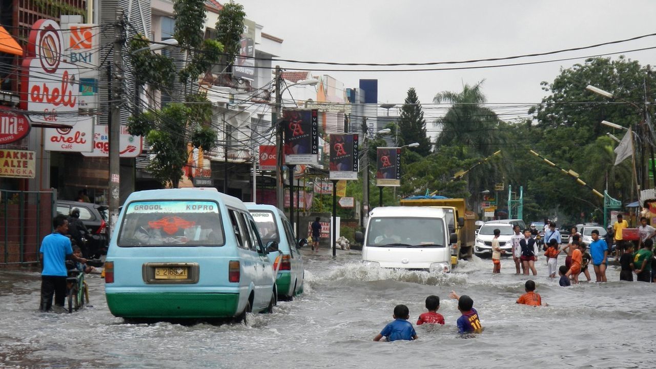 Waspada, Ini Cara Cegah Terinfeksi Bakteri Saat Banjir