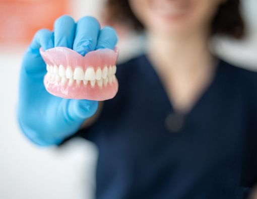 Gigi Palsu Valplast vs Akrilik, Mana yang Lebih Baik?