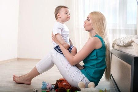 Melatih Kemampuan Bicara Anak Sesuai Usia