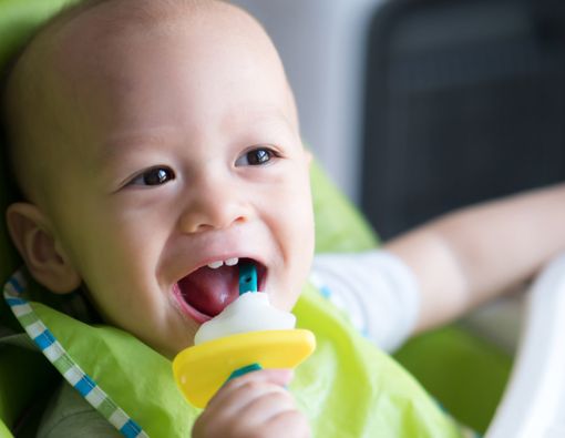 Manfaat Popsicle ASI untuk Meredakan Nyeri Gigi Bayi yang Mau Tumbuh