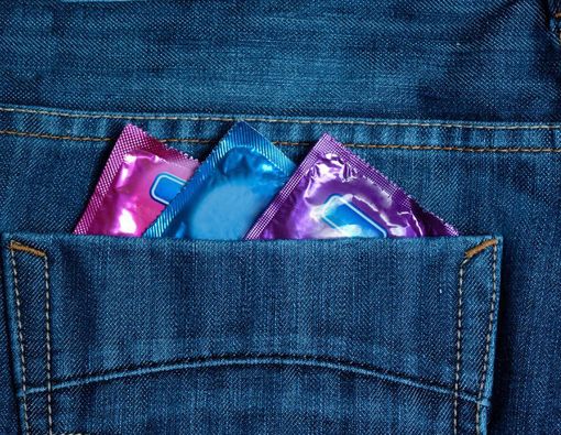 Lebih Baik Mana, Kondom Aneka Rasa atau Kondom Konvensional?