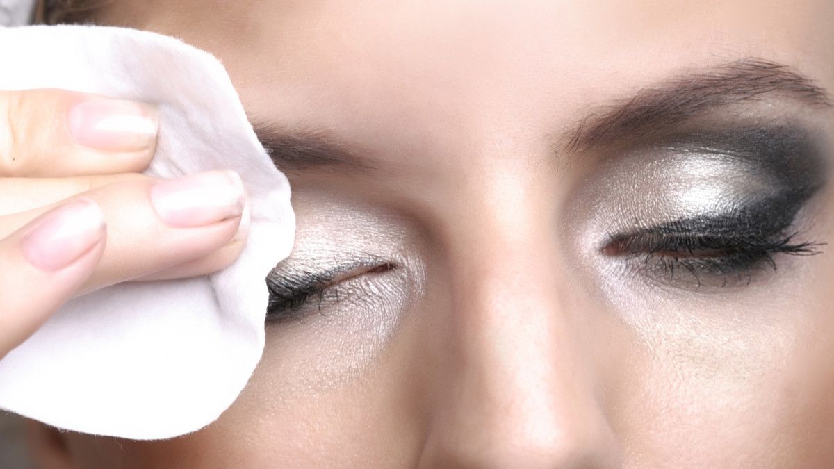 Waspada, Ini Bahaya Tidak Menghapus Make Up Menjelang Tidur