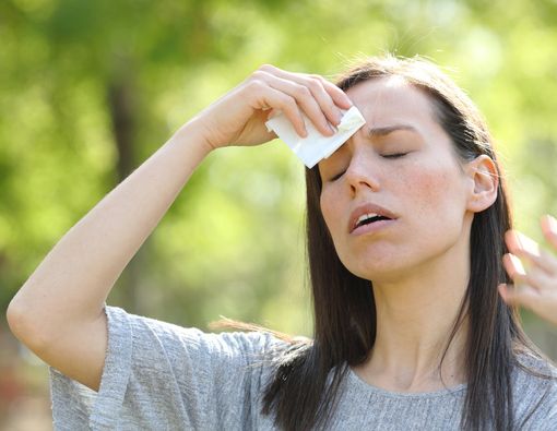 Bagi Kulit lebih Berbahaya Polusi Udara atau Paparan Sinar Matahari?