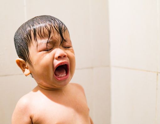 10 Cara Mengatasi Anak yang Tidak Mau Mandi