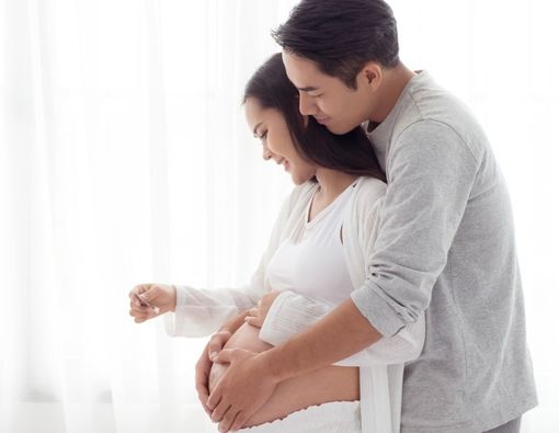 Ternyata, Ini Manfaat Suami Mengelus Perut Ibu Hamil!