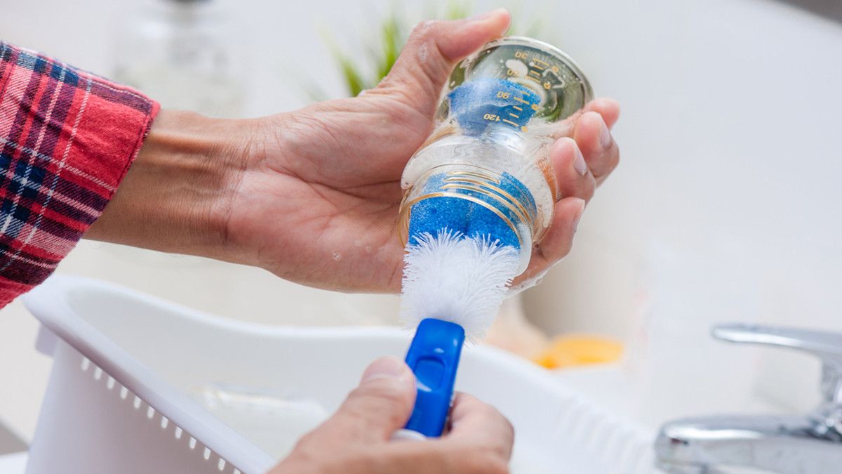Membersihkan Botol Susu yang Benar