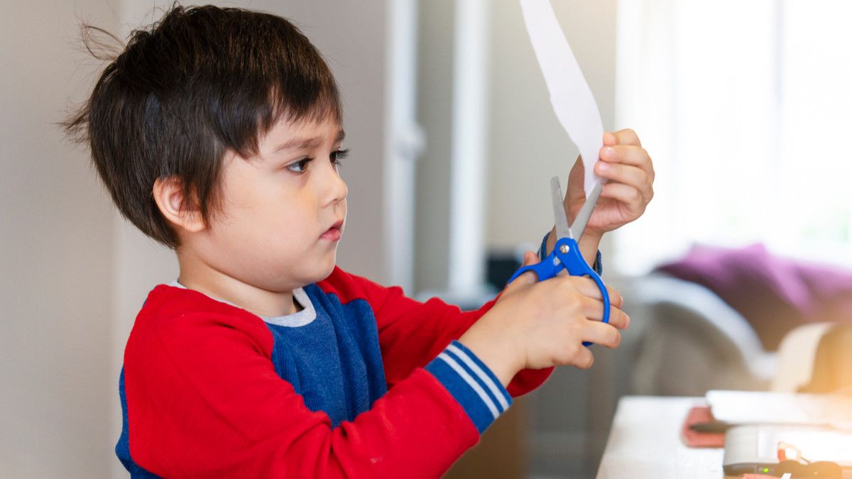 Kegiatan Menggunting untuk Asah Kemampuan Motorik Balita