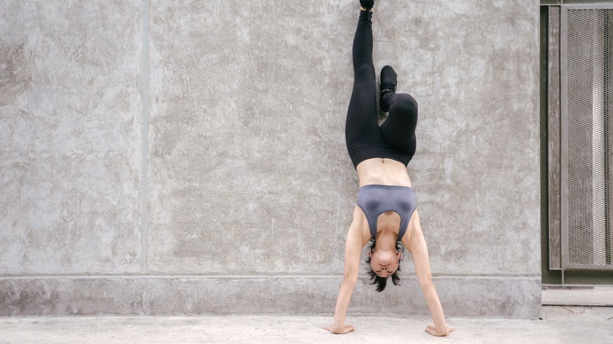 Ketahui Manfaat Latihan Handstand, Bentuk Postur Tubuh?