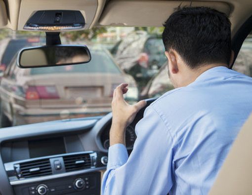 Hindari Stres Saat Macet dengan Cara Ini