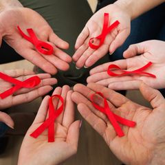 Ini Alasan Tak Perlu Jauhi Teman yang Terkena HIV/AIDS!