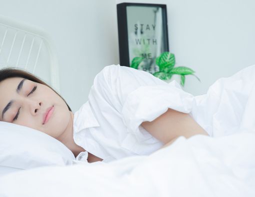 Tidur dengan Lampu Menyala Bikin Berat Badan Wanita Naik