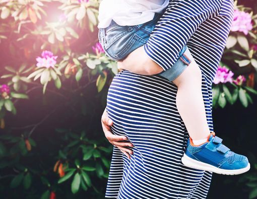 Hati-hati Menggendong Anak saat Hamil, Ini Risikonya