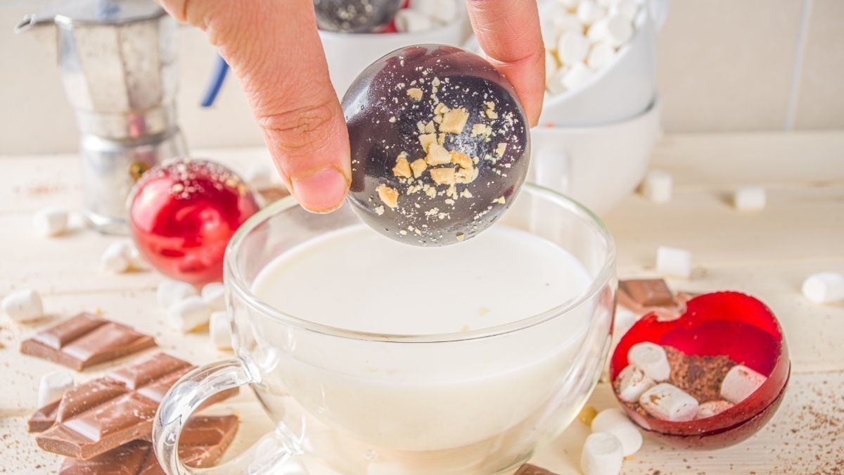 Tea Bomb dan Hot Chocolate Bomb, Mana yang Lebih Sehat?
