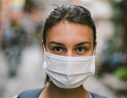 Seleb Juga Manusia, Ini Kesalahan Mereka Saat Pakai Masker &amp; Sarung Tangan