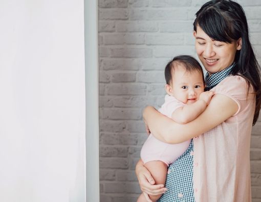 Cara Menghangatkan Bayi yang Kedinginan Saat Hujan