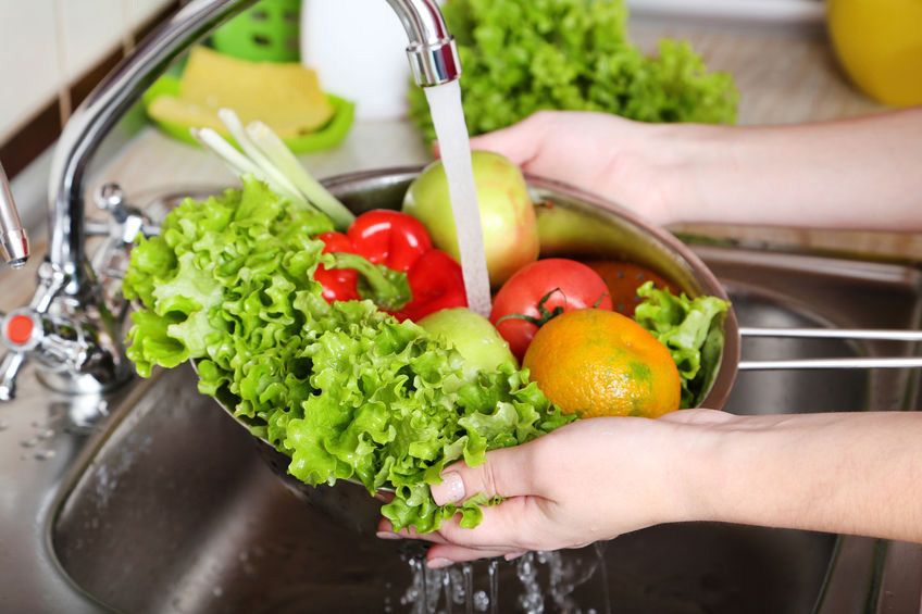 Kiat Mencuci Sayur dan Buah yang Aman