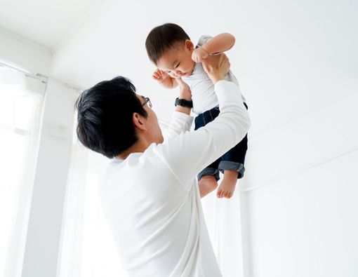 Bahaya Menggendong Bayi Sambil Diayun