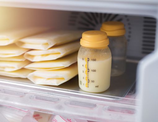 Menyimpan ASI Perah di Kulkas, Boleh Berapa Lama?