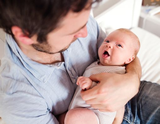 Mengapa Punya Bayi Sering Bikin Berat Badan Ayah Turun?