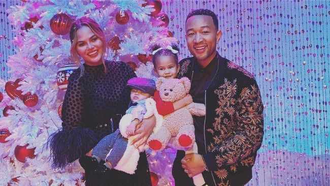 Anak Chrissy Teigen dan John Legend Mengidap Plagiocephaly