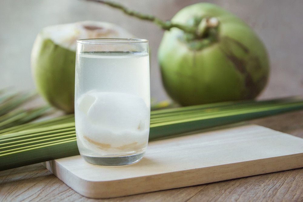Benarkah Air Kelapa Bisa Sehatkan Ginjal? (Num Lpphoto/Shutterstock)