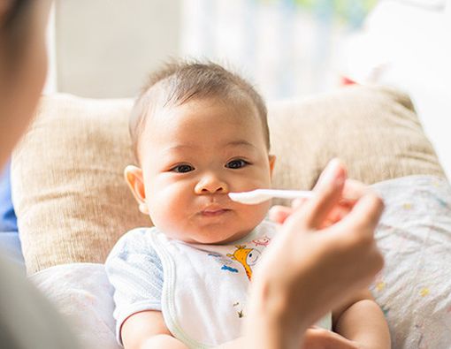 Jadwal Makan si Kecil Sesuai Perkembangan Usia