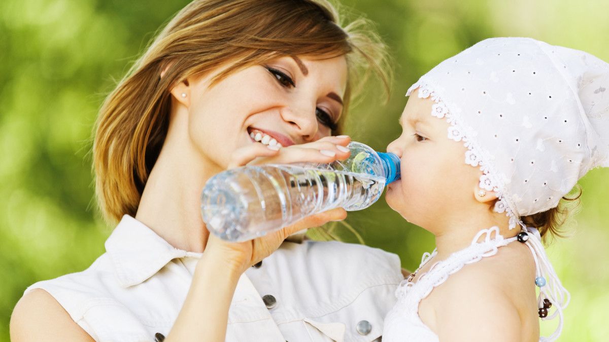 Kapan Waktu yang Tepat Memberi Air Putih pada Bayi?