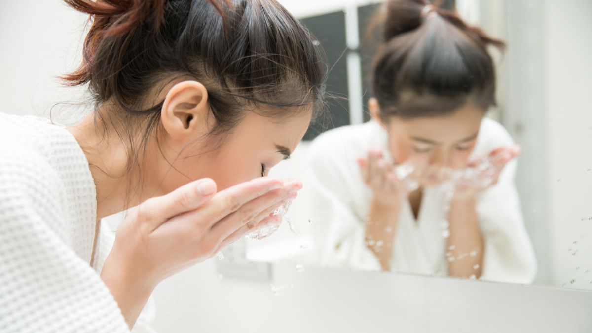 4 Alasan Mencuci Wajah Sebelum Tidur Itu Penting!