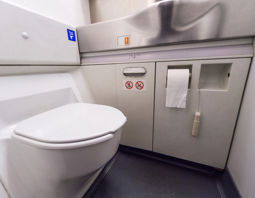 Cara Menggunakan Toilet Pesawat yang Aman dan Sehat