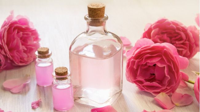Mana Lebih Bagus untuk Kulit, Air Beras atau Air Mawar? (OlgaKot17/Shutterstock)