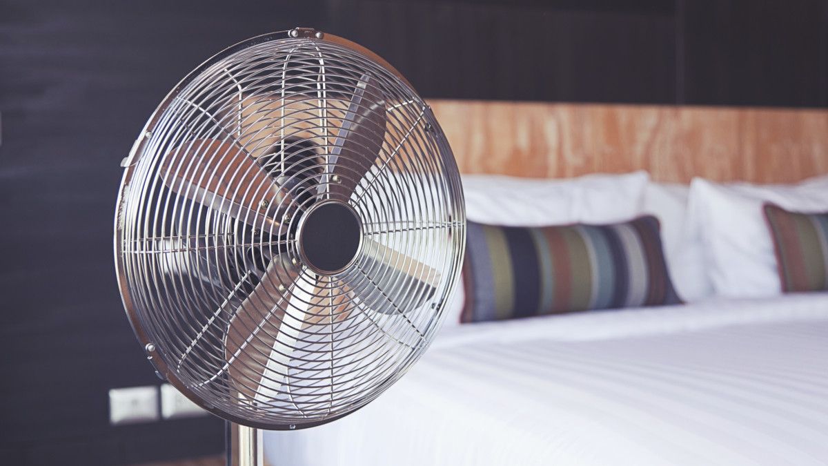 Tidur Pakai Kipas Angin Bikin Rentan Masuk Angin?
