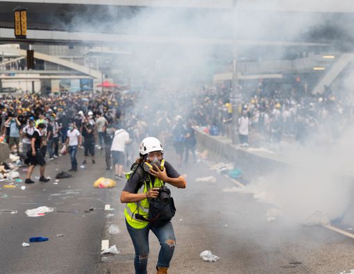 Cara Aman Lewati Lokasi Bekas Tembakan Gas Air Mata
