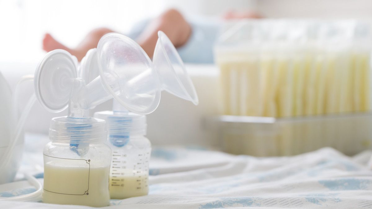 Mengungkap Plus Minus Produksi ASI Berlebih (Comzeal Images/Shutterstock)