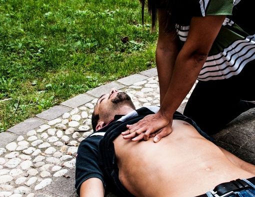 Pertolongan Pertama pada Orang Pingsan