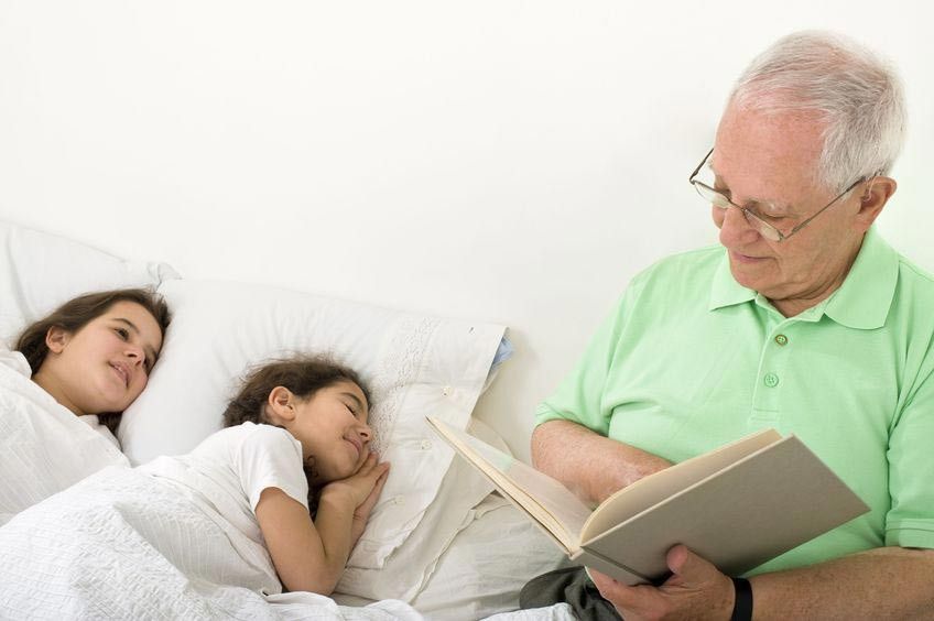 Empat Manfaat Mendongengkan Anak Sebelum Tidur