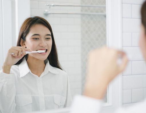 Bisakah Gigi Kembali Putih Hanya dengan Menyikat Gigi?