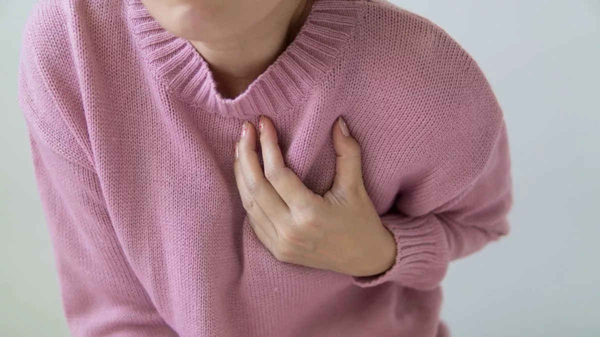 Dada Kiri Dekat Tulang Rusuk Terasa Nyeri? Ini 5 Penyebabnya