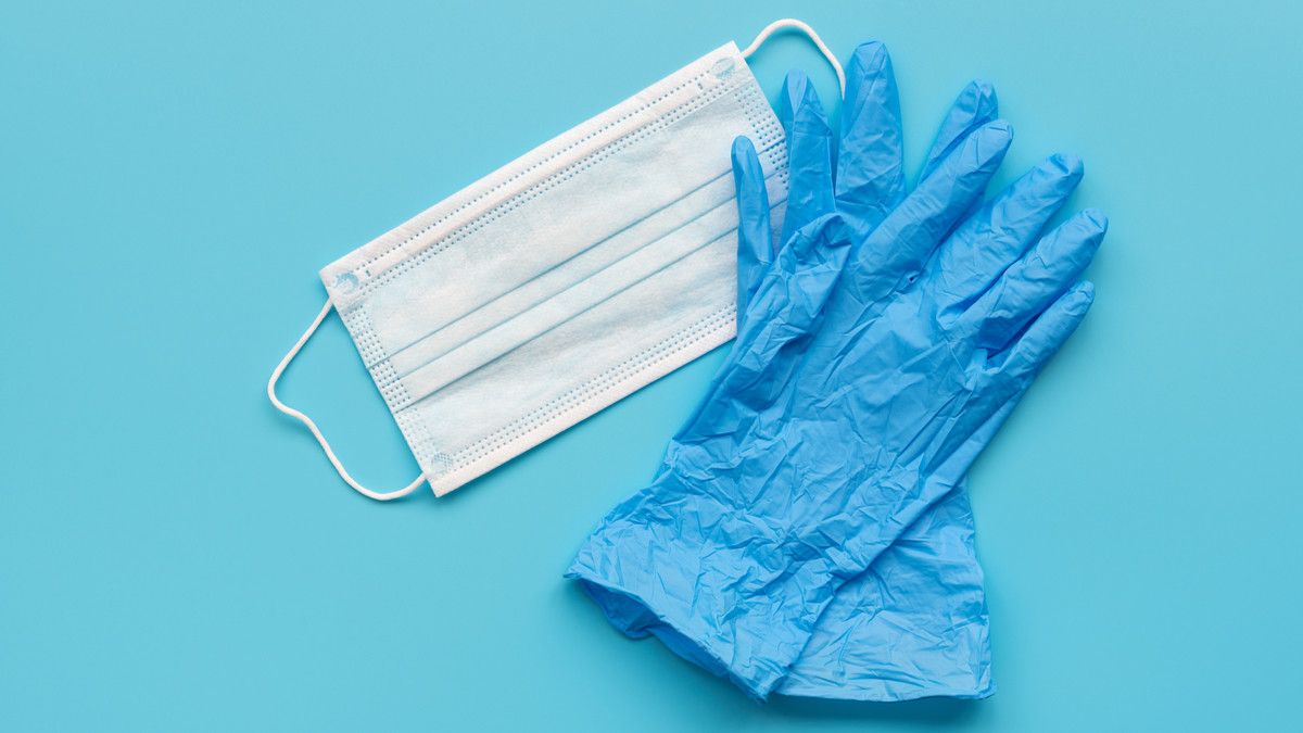 Hindari Kesalahan Ini Saat Pakai Masker & Sarung Tangan - KlikDokter
