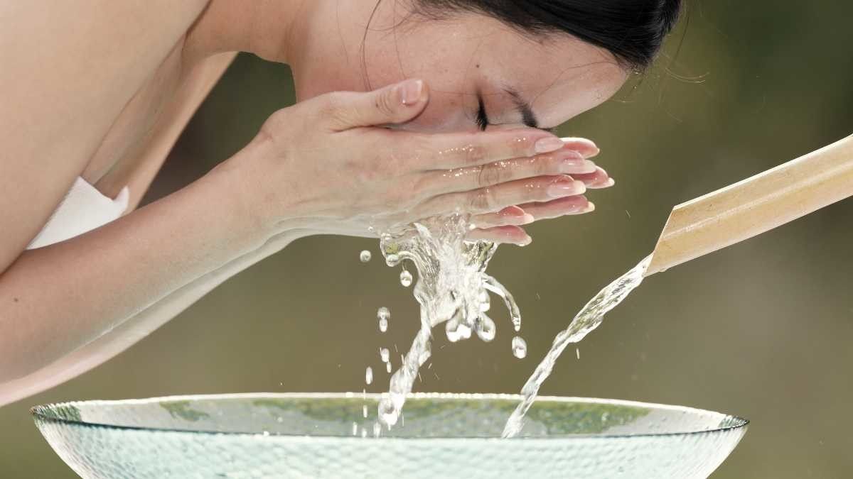 Cuci Muka Pagi Hari, Pakai Sabun atau Air Saja?