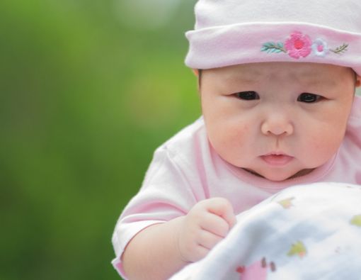 Alasan Bayi Suka Menatap Ibunya secara Intens