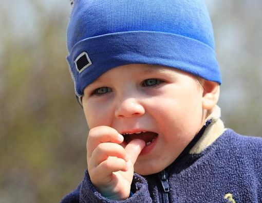 Mengisap Jempol Sebabkan Gigi Tonggos pada Anak?