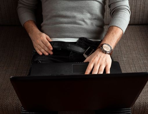 Suka Nonton Film Porno Bisa Jadi Tanda Gangguan Narsistik