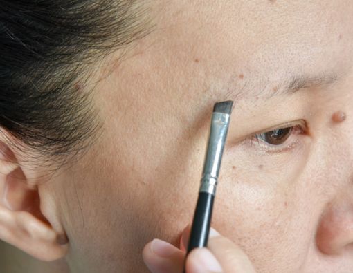 Inilah Penyebab Alis Tipis dan Sulit Tumbuh