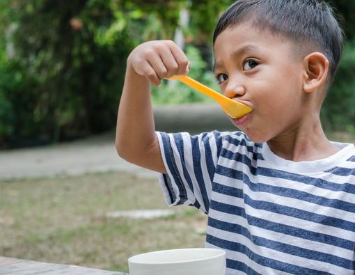 9 Makanan dan Minuman untuk Anak yang Sariawan