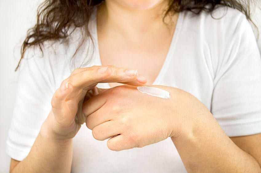 Perlukah Pakai SPF Lotion saat Musim Hujan?