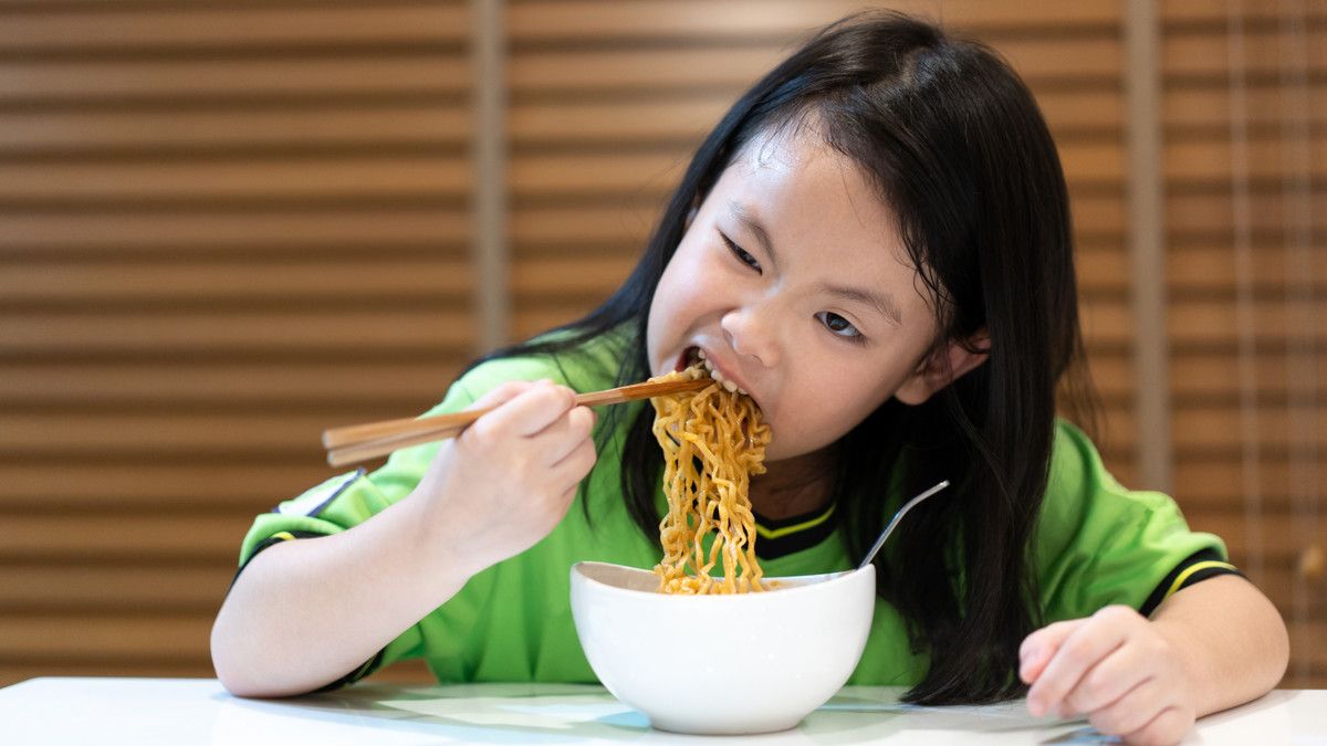 Dampak Kesehatan Jika Anak Konsumsi Mi Instan Berlebihan