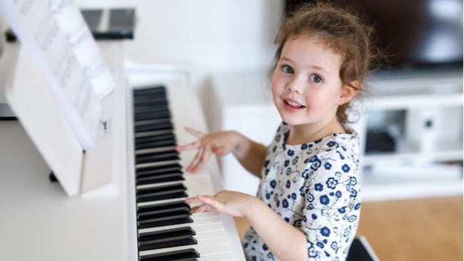Anak Belajar Piano Saat Libur Lebaran, Ini Manfaatnya