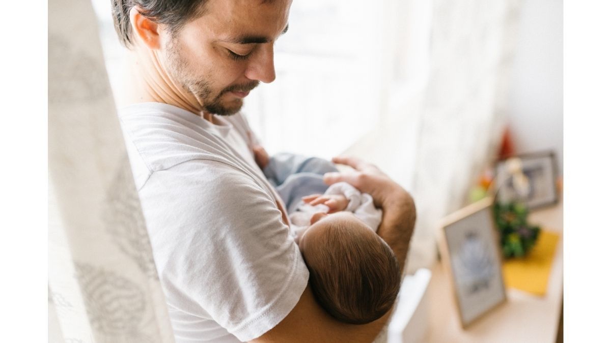 Hey Para Ayah Baru, Perhatikan! Beginilah Cara Menggendong Bayi