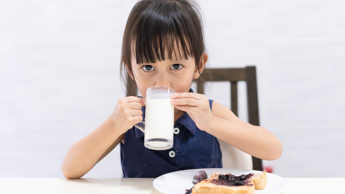 Anak Susah Makan, Penuhi Nutrisinya dengan Susu